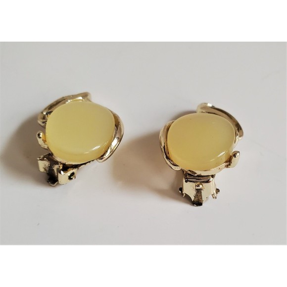 Clip On Earrings- Cream Colored Stone With Gold Tone Metal Vinta…Classic Elegant - Picture 2 of 7
